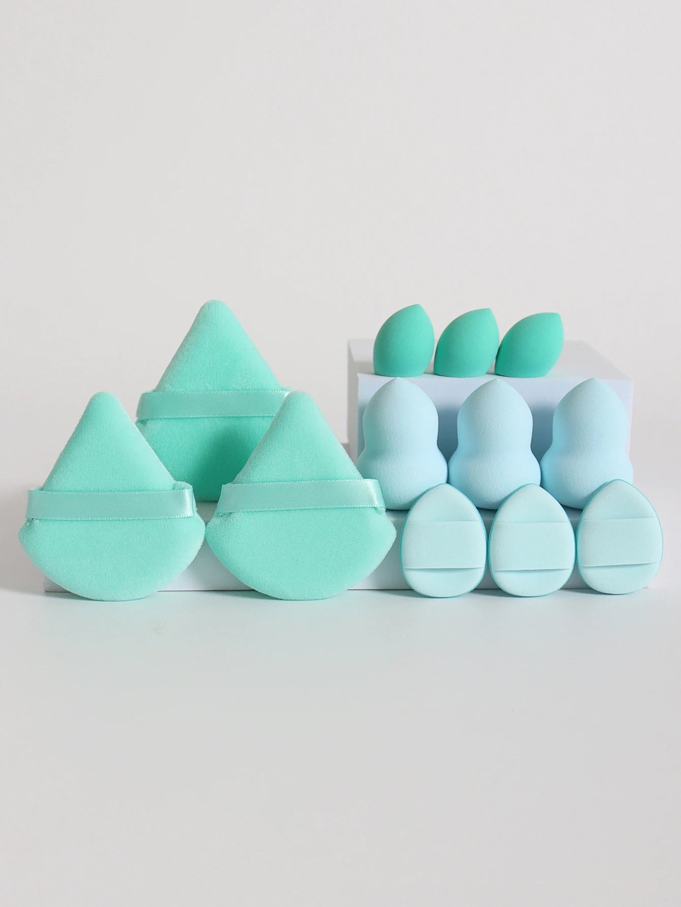 Ensemble de 12 éponges à maquillage tout usage, composé de 3 houppettes à poudre libre, 3 mini houppettes coussin d'air, 3 œufs de beauté et 3 mini éponges à maquillage.