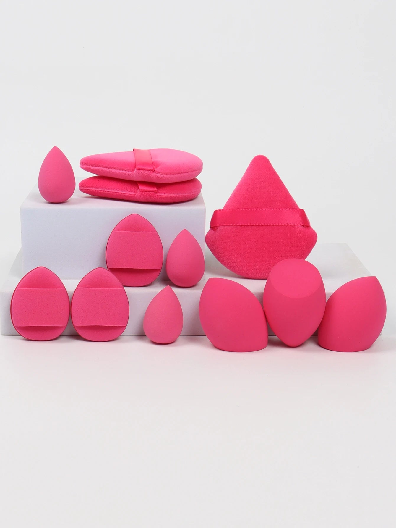 Ensemble de 12 éponges à maquillage tout usage, composé de 3 houppettes à poudre libre, 3 mini houppettes coussin d'air, 3 œufs de beauté et 3 mini éponges à maquillage.