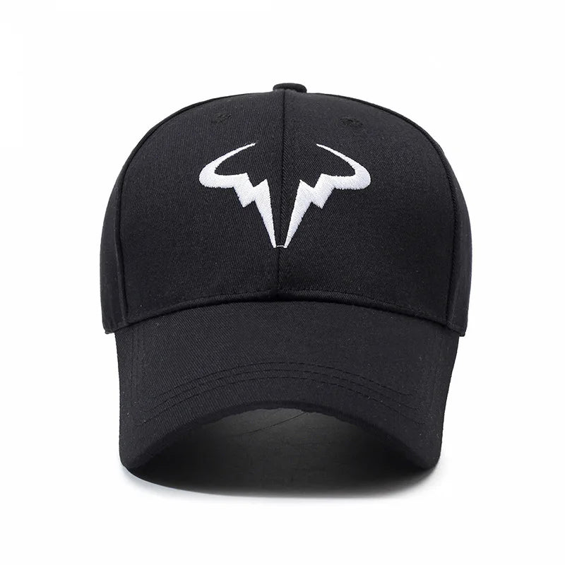 Casquette de baseball noire élégante avec logo unique en forme de corne de taureau blanc, idéale pour un usage quotidien et les activités de plein air