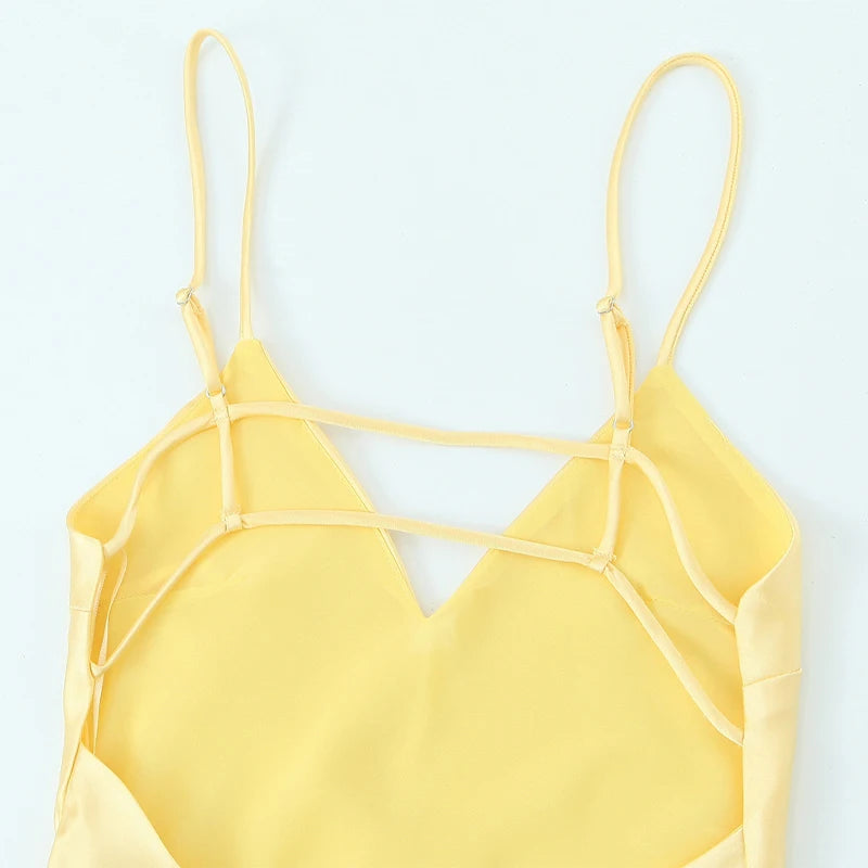 Robe longue dos nu élégante en satin jaune sexy à bretelles, col bandoulière, collection 2025 pour femmes. Peignoirs de plage tendance pour femmes