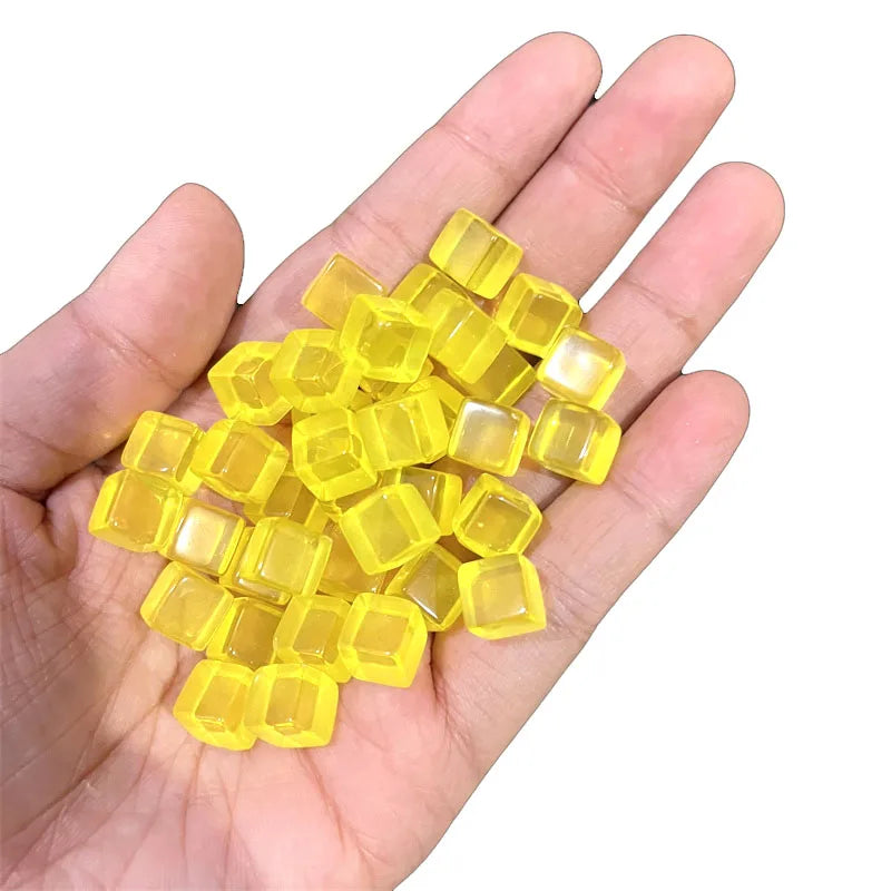 Lot de 100 dés cubiques transparents de 8 mm, pièces d'échecs, jetons, dés en cristal à coins carrés transparents pour jeux de société et puzzles