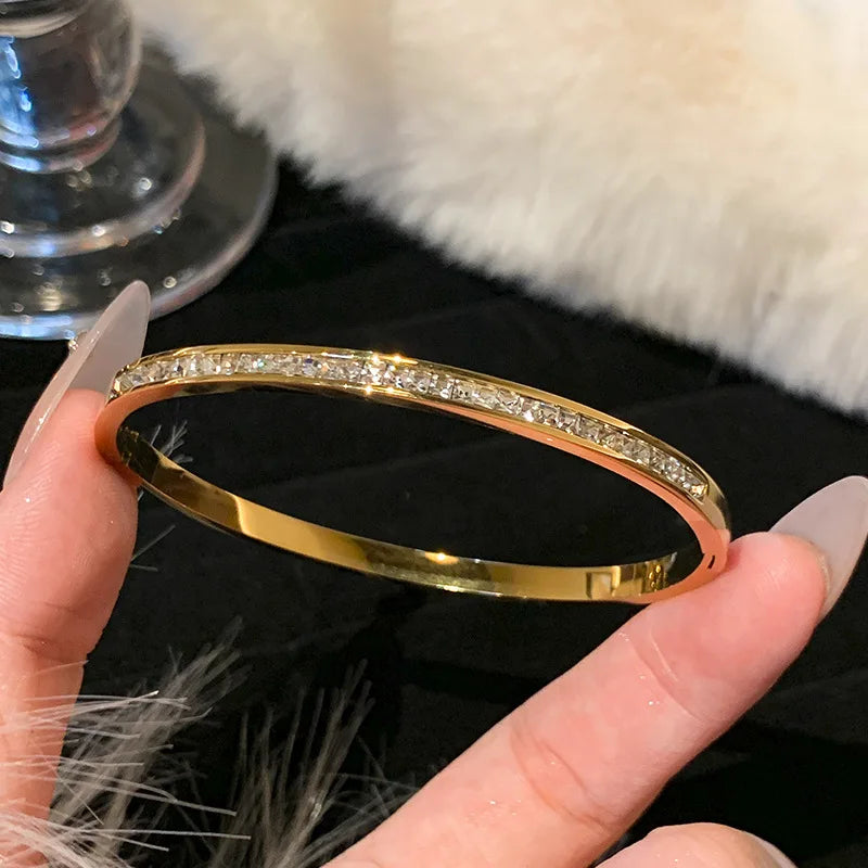 1 bracelet plaqué or en acier inoxydable et titane incrusté de zircon, style classique et simple, adapté à un usage quotidien pour femme