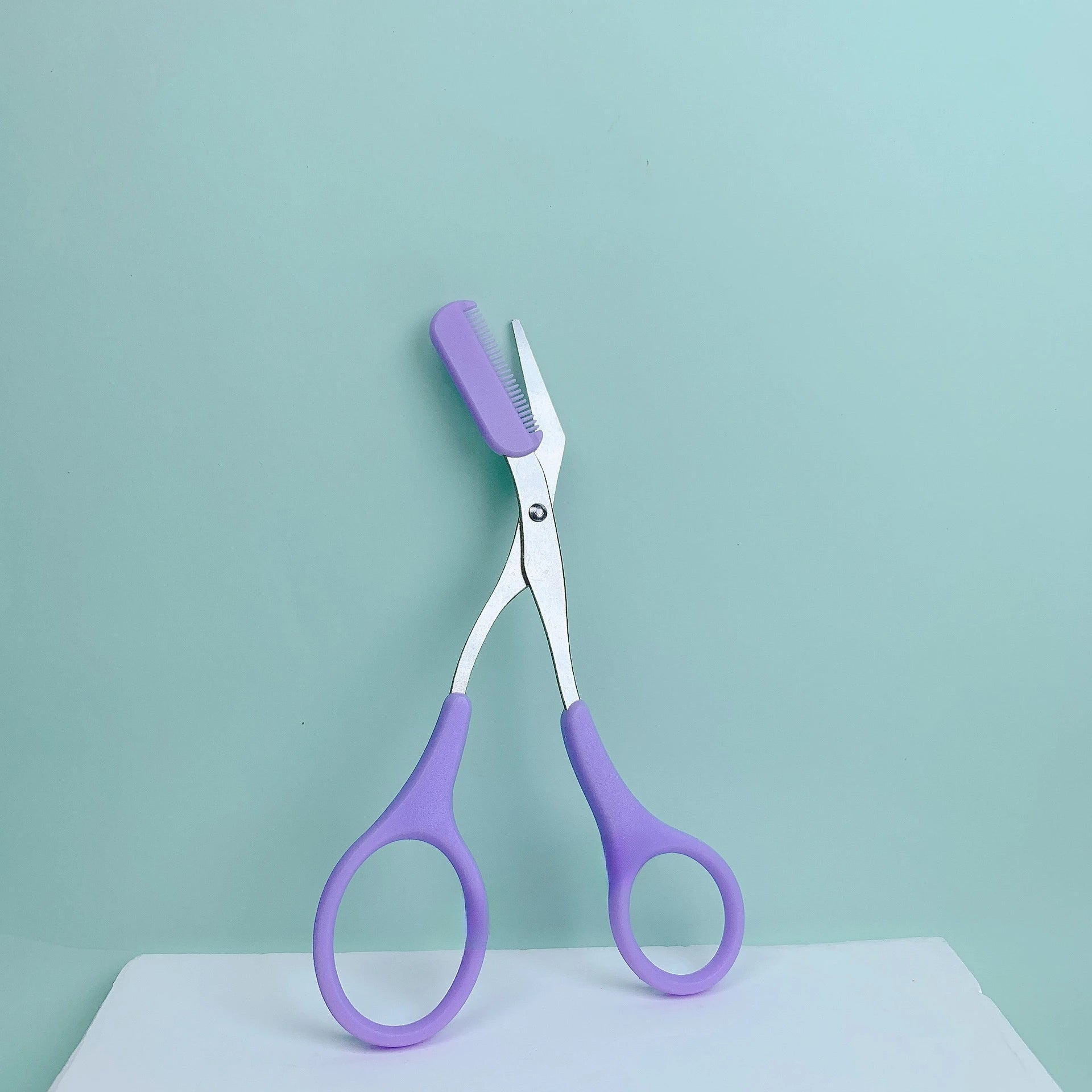 Ciseaux de rasoir à sourcils en acier inoxydable, tondeuse anti-rayures sûre pour débutants, outil de beauté tranchant en croissant, multicolore