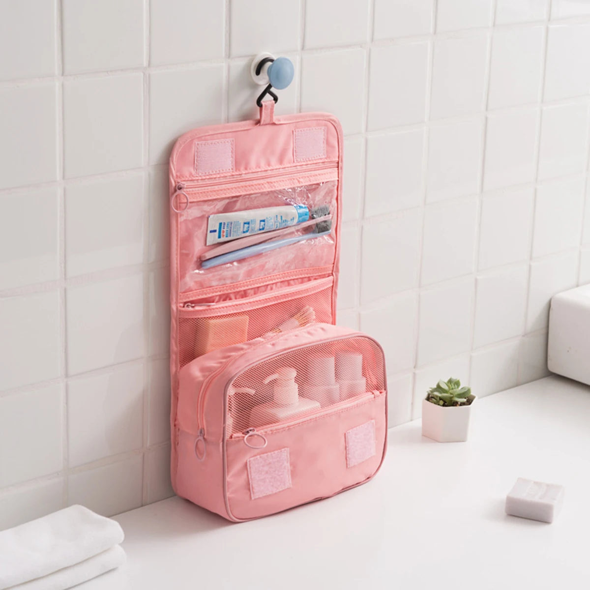 Un sac de voyage multifonctionnel qui peut être suspendu avec séparation sèche et humide, une trousse de toilette et de rangement à main, un ensemble