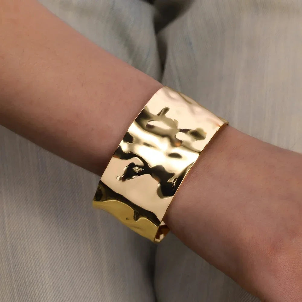 Bracelet classique à Texture ridée pour femmes, couleur or, manchette exquise, en acier inoxydable, ornement à la main, bijoux Punk