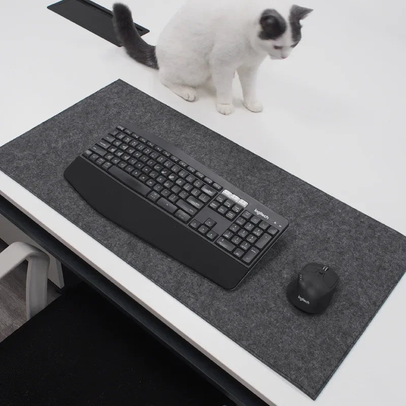 Tapis de bureau d'ordinateur doux et respirant, grand format, en feutre de laine, antidérapant, pour ordinateur portable et souris gamer. Simple et confortable par temps froid.