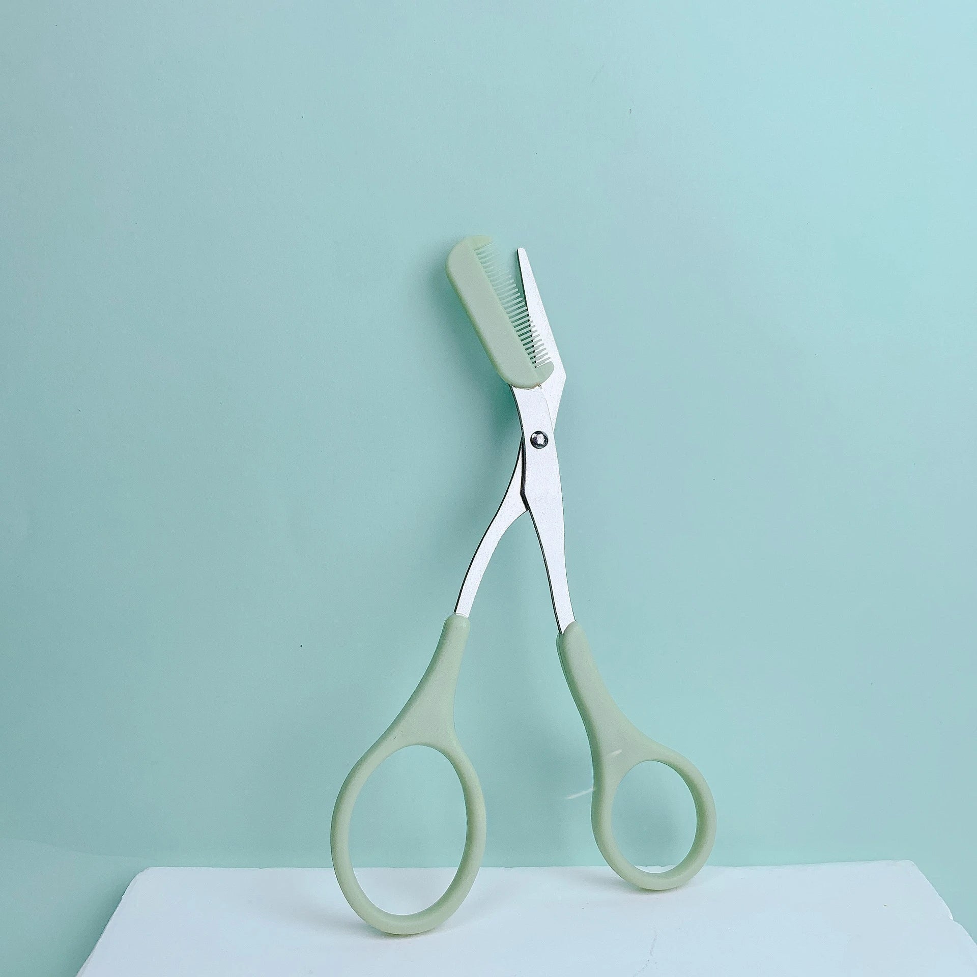 Ciseaux de rasoir à sourcils en acier inoxydable, tondeuse anti-rayures sûre pour débutants, outil de beauté tranchant en croissant, multicolore