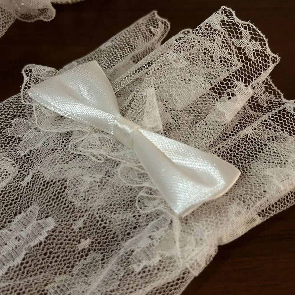 Gants de mariée vintage en dentelle blanche à nœud papillon et perles, ornés d'un nœud papillon. Gants pour photo de mariage