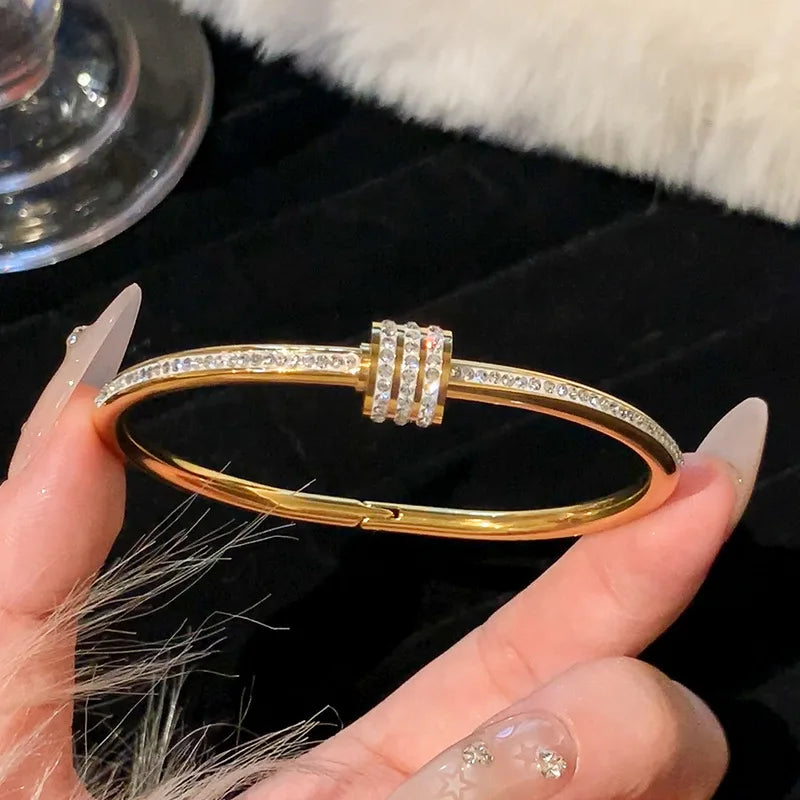 1 bracelet plaqué or en acier inoxydable et titane incrusté de zircon, style classique et simple, adapté à un usage quotidien pour femme