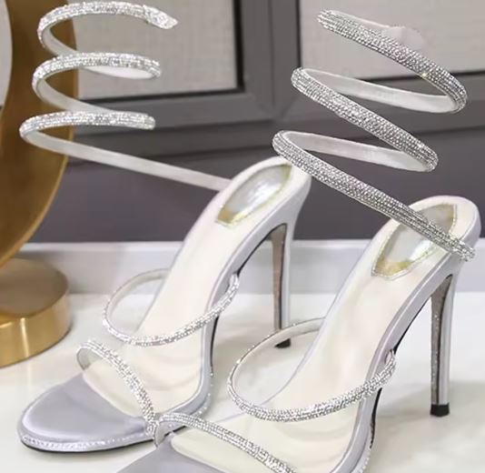 Sandales femme à talons hauts avec brides spirales dorées – Élégance soirée