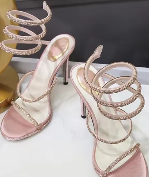 Sandales femme à talons hauts avec brides spirales dorées – Élégance soirée