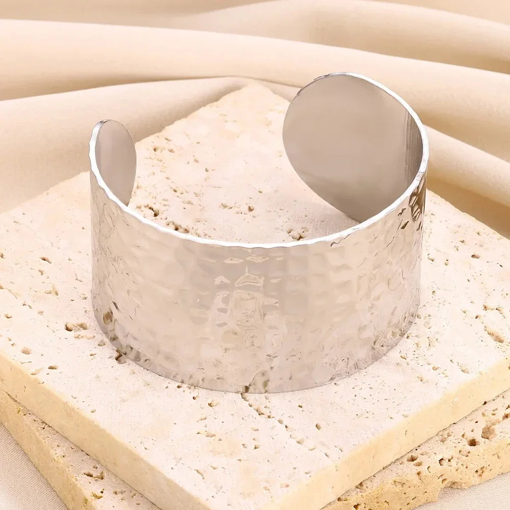 Bracelet classique à Texture ridée pour femmes, couleur or, manchette exquise, en acier inoxydable, ornement à la main, bijoux Punk