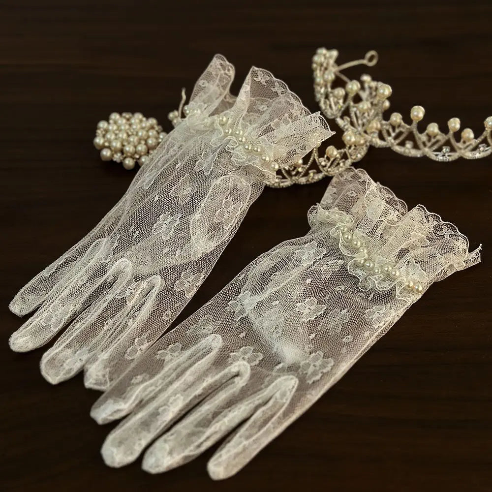 Gants de mariée vintage en dentelle blanche à nœud papillon et perles, ornés d'un nœud papillon. Gants pour photo de mariage