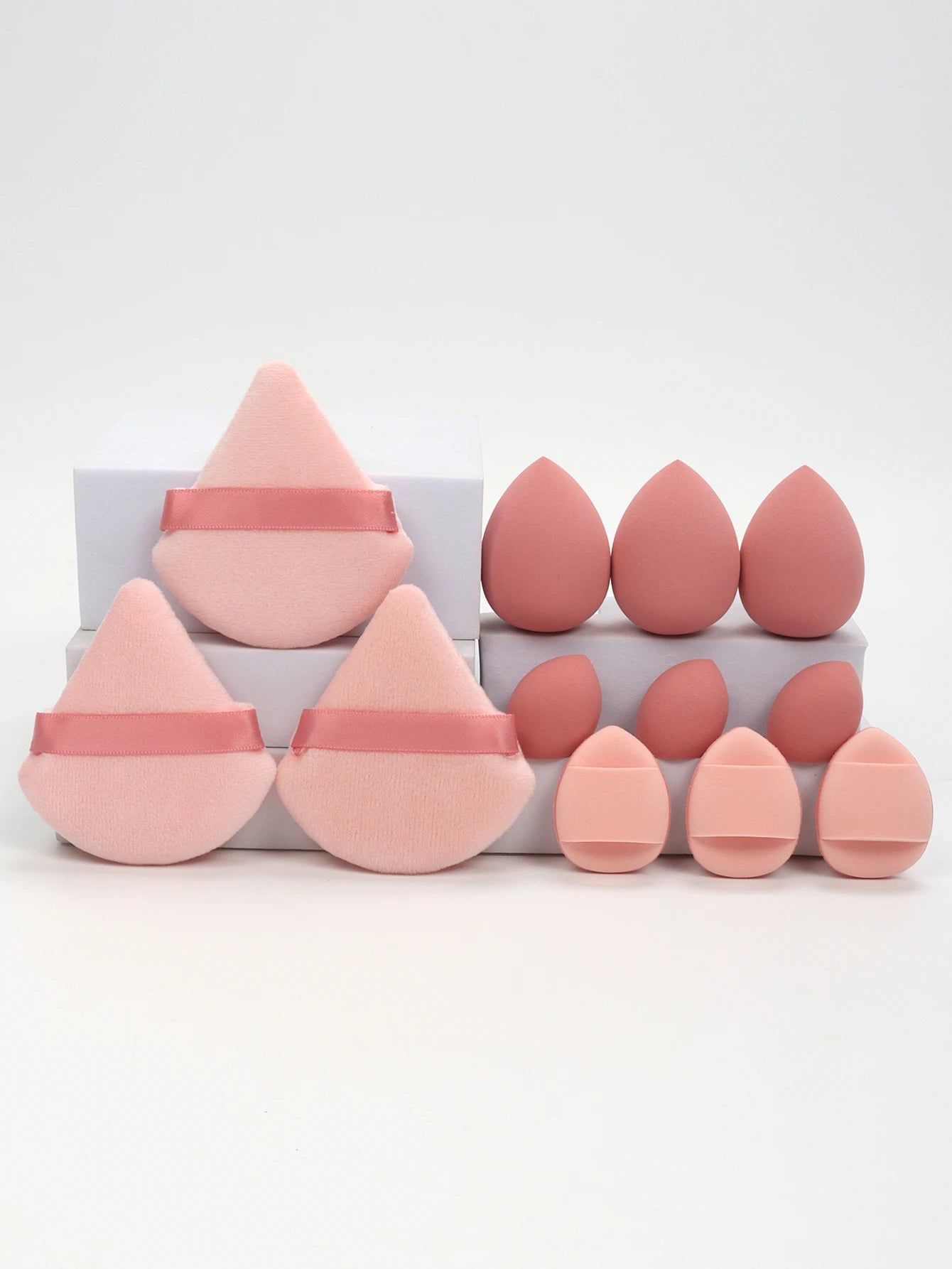 Ensemble de 12 éponges à maquillage tout usage, composé de 3 houppettes à poudre libre, 3 mini houppettes coussin d'air, 3 œufs de beauté et 3 mini éponges à maquillage.