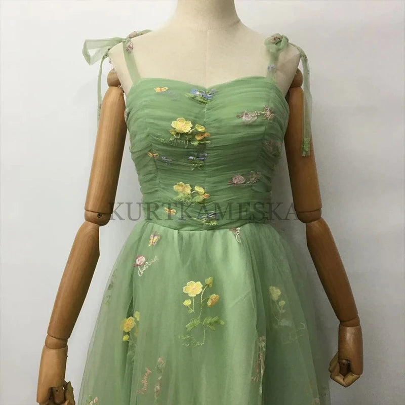 Robe de soirée longue de luxe brodée de fleurs, collection été 2025, idéale pour les bals, les mariages et les séances photo. Parfaite pour les fêtes et les réceptions formelles