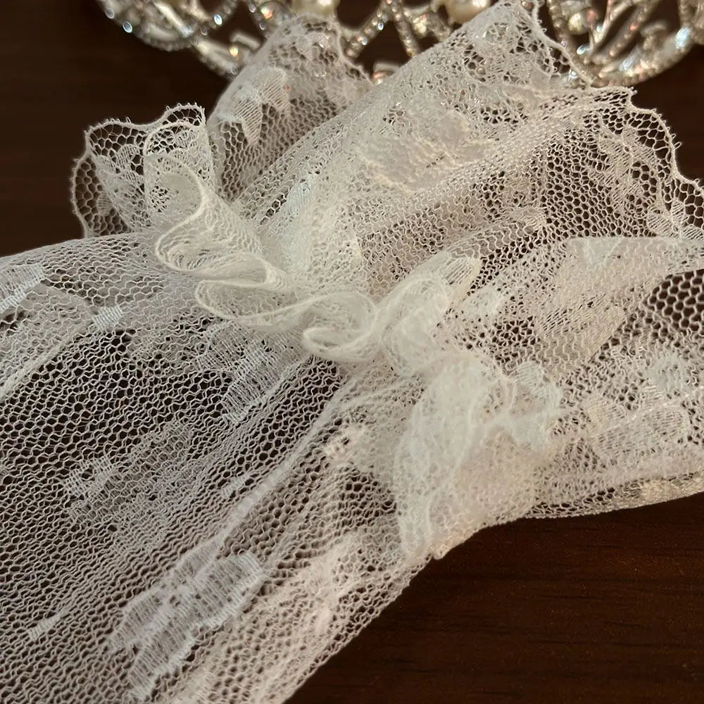 Gants de mariée vintage en dentelle blanche à nœud papillon et perles, ornés d'un nœud papillon. Gants pour photo de mariage