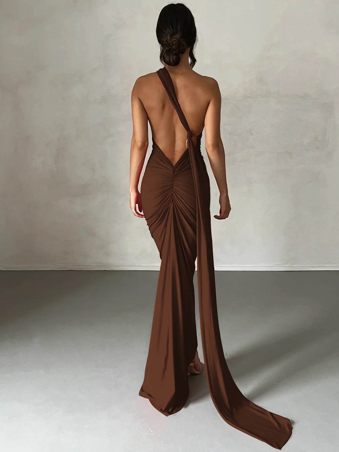 Robe maxi sexy Hugcitar asymétrique dos nu à bretelles, avec boucle d'écharpe ajustable et fronces. Tenue élégante style streetwear Y2K pour festival