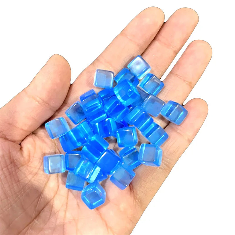 Lot de 100 dés cubiques transparents de 8 mm, pièces d'échecs, jetons, dés en cristal à coins carrés transparents pour jeux de société et puzzles