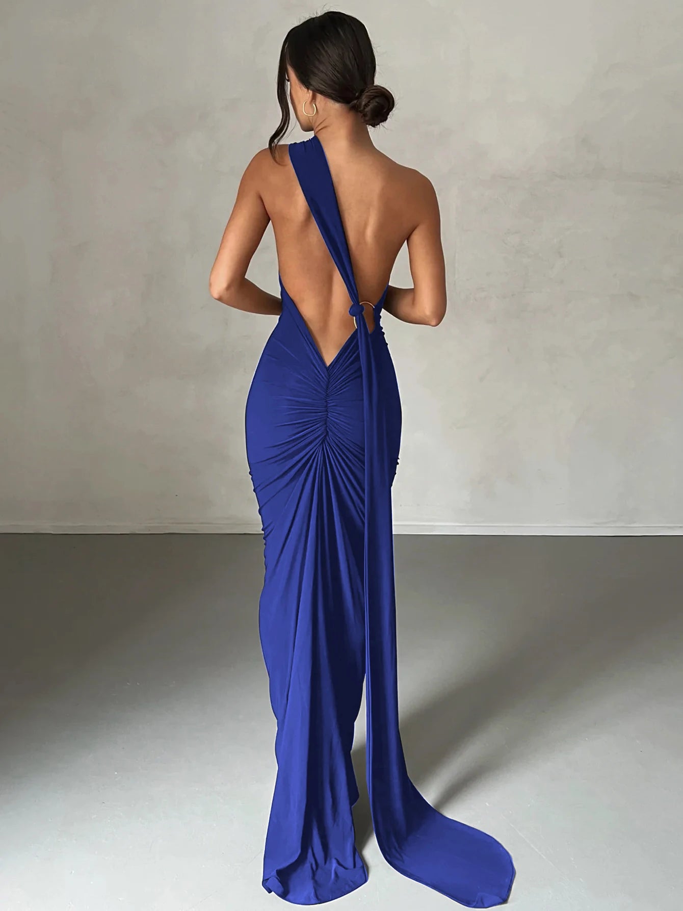 Robe maxi sexy Hugcitar asymétrique dos nu à bretelles, avec boucle d'écharpe ajustable et fronces. Tenue élégante style streetwear Y2K pour festival