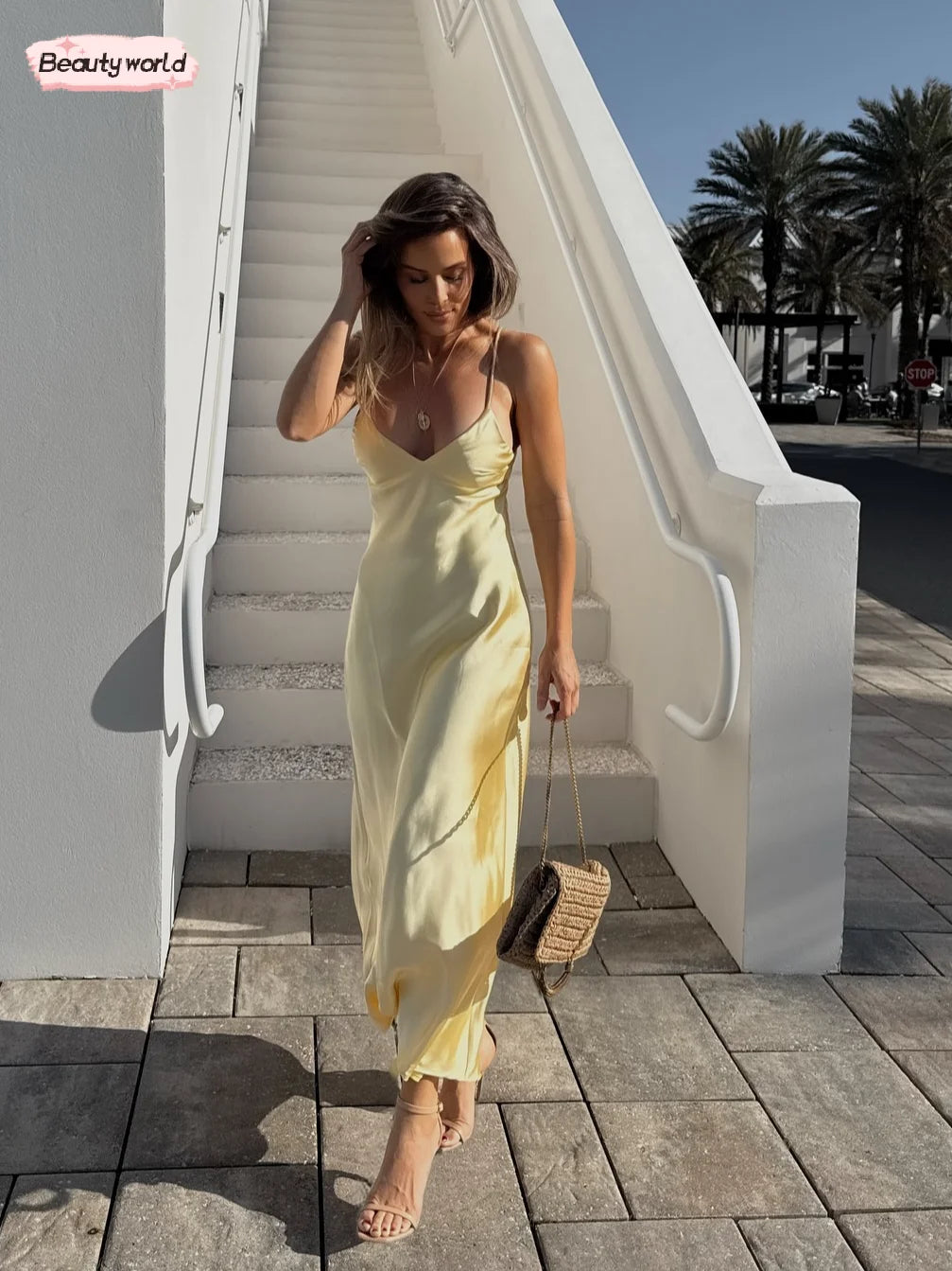 Robe longue dos nu élégante en satin jaune sexy à bretelles, col bandoulière, collection 2025 pour femmes. Peignoirs de plage tendance pour femmes