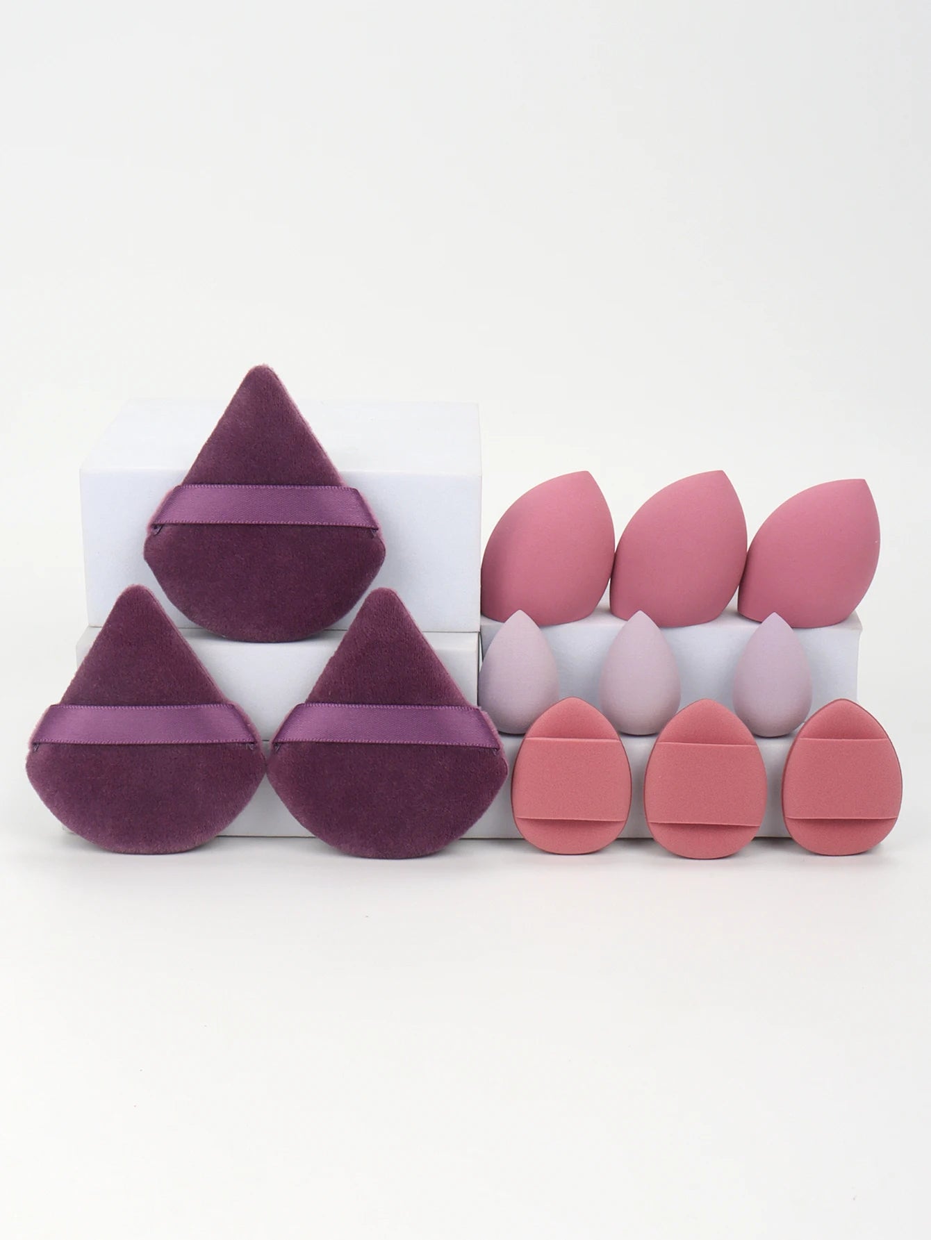 Ensemble de 12 éponges à maquillage tout usage, composé de 3 houppettes à poudre libre, 3 mini houppettes coussin d'air, 3 œufs de beauté et 3 mini éponges à maquillage.