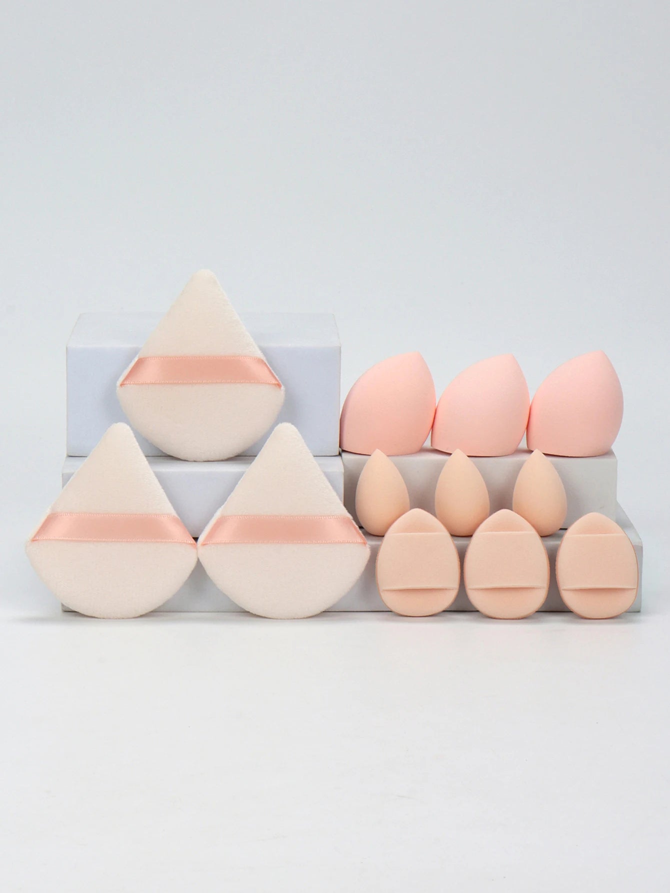 Ensemble de 12 éponges à maquillage tout usage, composé de 3 houppettes à poudre libre, 3 mini houppettes coussin d'air, 3 œufs de beauté et 3 mini éponges à maquillage.