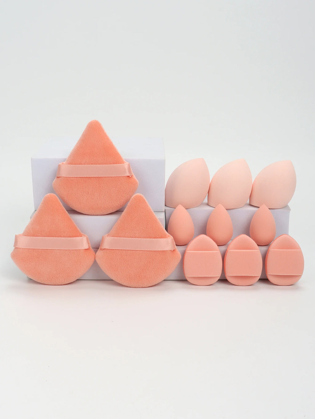 Ensemble de 12 éponges à maquillage tout usage, composé de 3 houppettes à poudre libre, 3 mini houppettes coussin d'air, 3 œufs de beauté et 3 mini éponges à maquillage.
