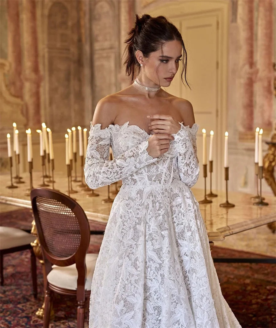 Robe de mariée moderne coupe A, bustier cœur, collection 2026, manches longues, élégante et personnalisable pour votre grand jour.