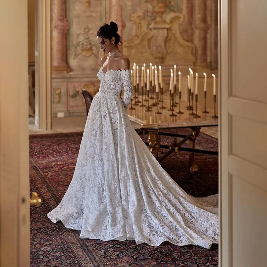 Robe de mariée moderne coupe A, bustier cœur, collection 2026, manches longues, élégante et personnalisable pour votre grand jour.