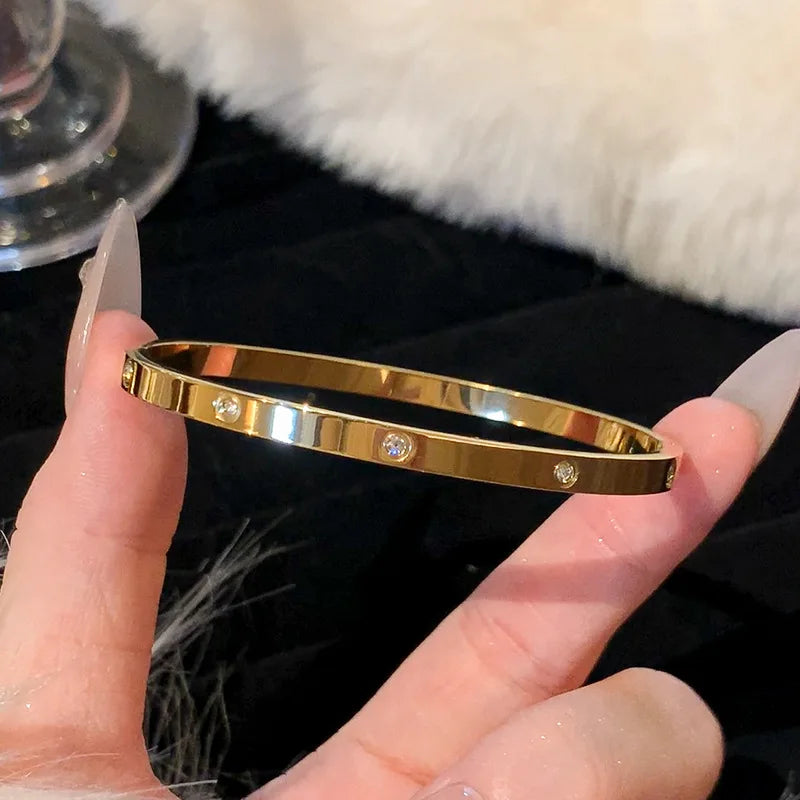 1 bracelet plaqué or en acier inoxydable et titane incrusté de zircon, style classique et simple, adapté à un usage quotidien pour femme