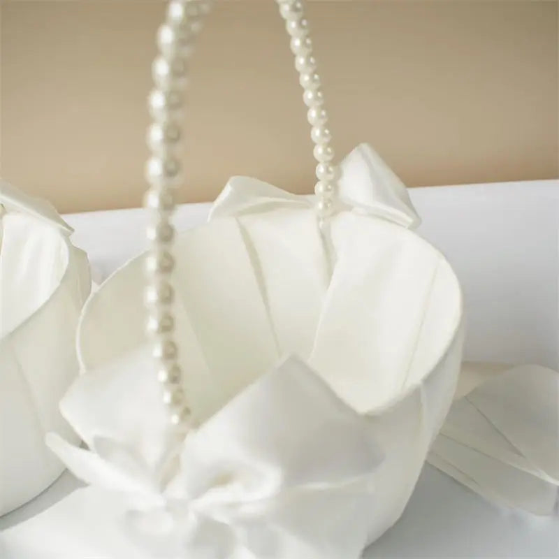 Panier à fleurs pliable avec poignée en nacre, blanc satiné, style western rustique, nœud papillon, idéal pour les mariages.