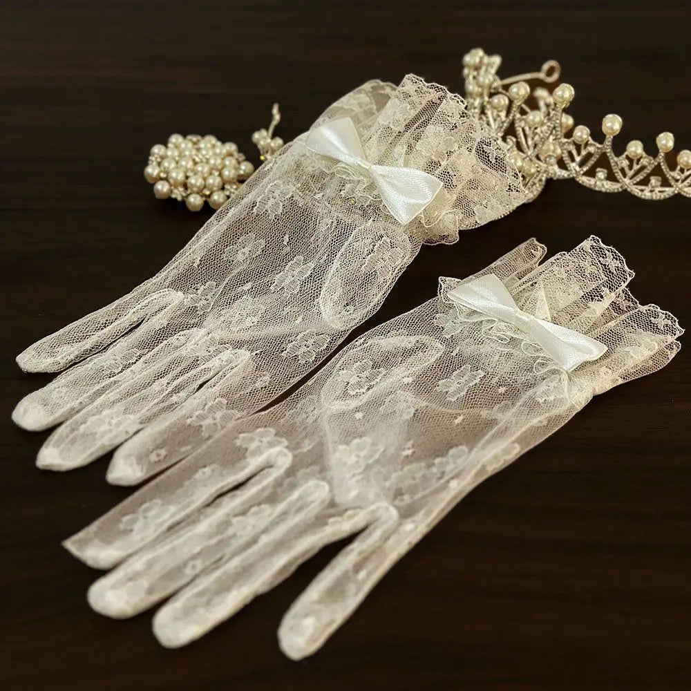 Gants de mariée vintage en dentelle blanche à nœud papillon et perles, ornés d'un nœud papillon. Gants pour photo de mariage