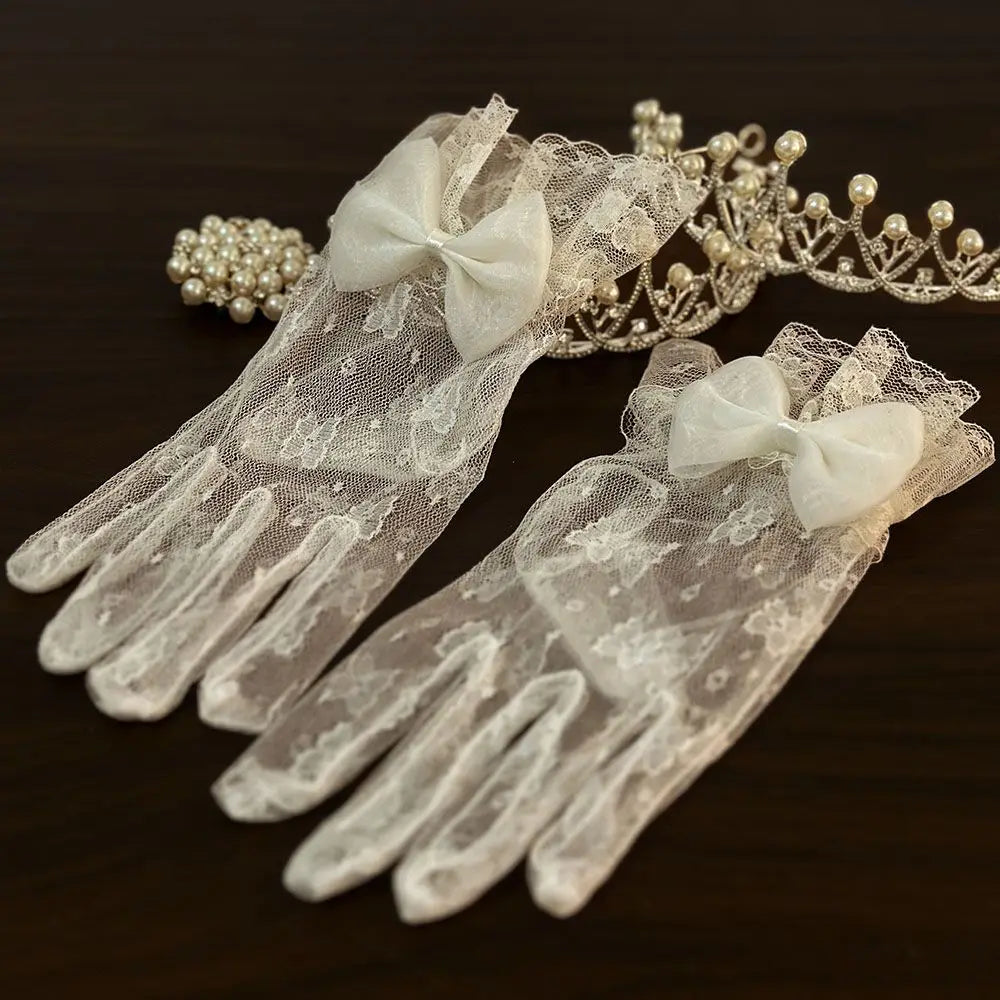 Gants de mariée vintage en dentelle blanche à nœud papillon et perles, ornés d'un nœud papillon. Gants pour photo de mariage