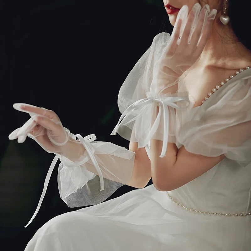 Gants sexy transparents en tulle noir et blanc, fins et courts, parfaits pour le printemps et l'été, pour les soirées, les danses et les mariages. Style Lolita