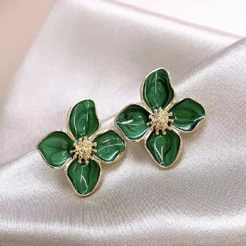 Boucles d'oreilles à fleurs d'huile goutte à goutte de couleur blanche pour femmes, clou d'oreille en galvanoplastie à quatre pétales, nouveaux bijoux Vintage pour filles à la mode