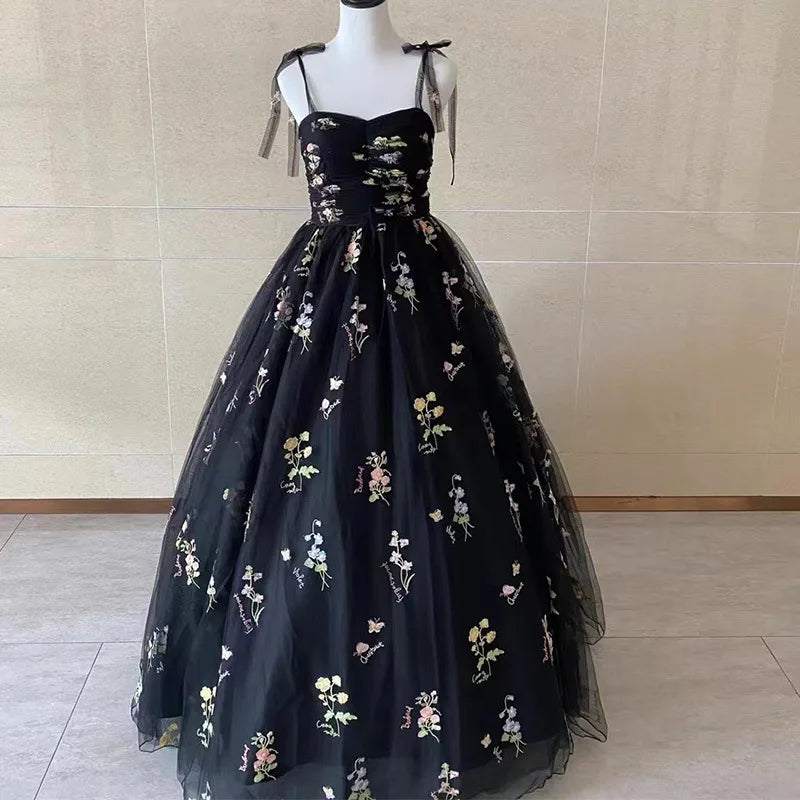 Robe de soirée longue de luxe brodée de fleurs, collection été 2025, idéale pour les bals, les mariages et les séances photo. Parfaite pour les fêtes et les réceptions formelles