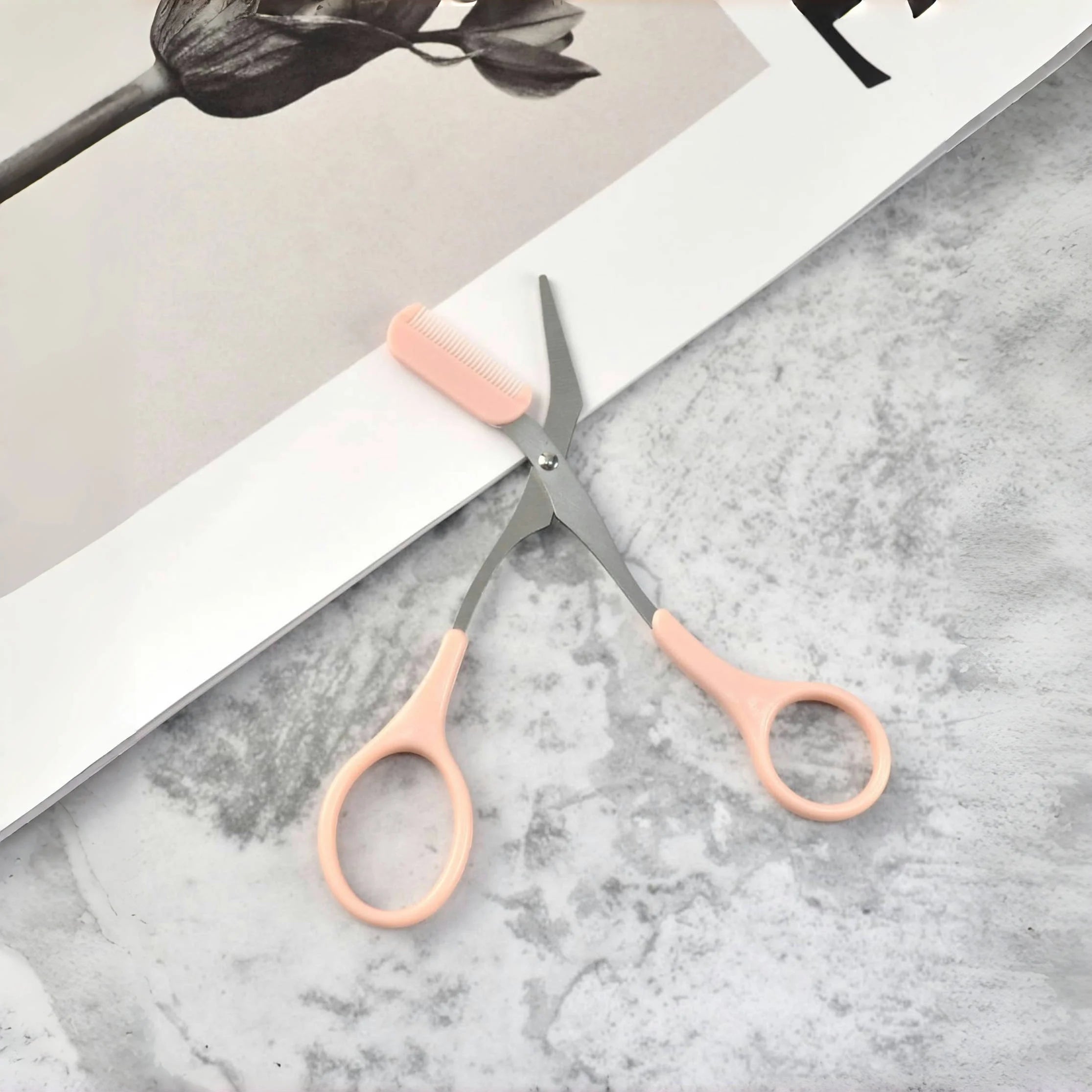 Ciseaux de rasoir à sourcils en acier inoxydable, tondeuse anti-rayures sûre pour débutants, outil de beauté tranchant en croissant, multicolore
